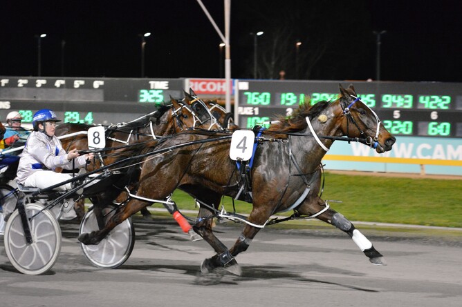 Alicia Harrison on her way to the first part of a winning double on Thursday night with Mohs Em Down - Chanelle Lawson Photography