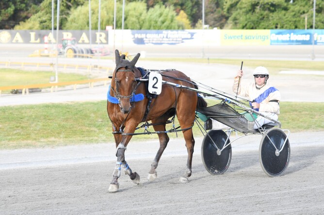 Peter Ferguson salutes after winning with Bugalugs. - Photo: Chanelle Lawson