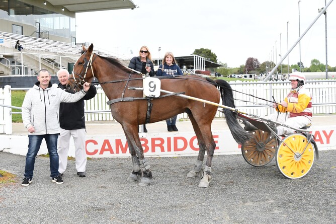 Peter McCormick and Snow Weaver with Petitewillshine and driver Maurice McKendry - Photo: Chanelle Lawson