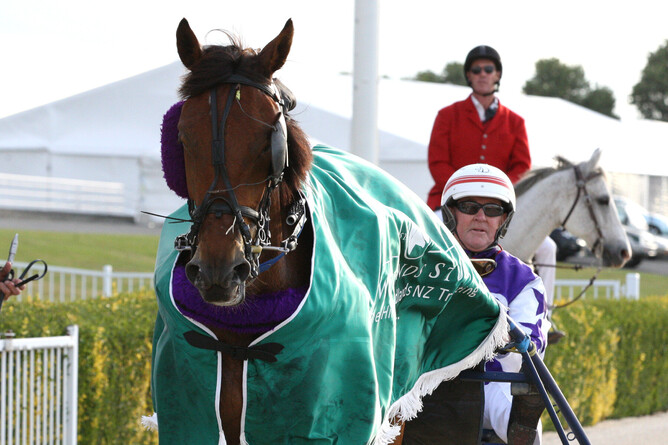 Con Grazia Love and driver Maurice McKendry - Photo: HRNZ