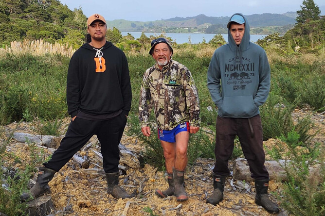 Image of weed control kaimahi. Manawatawa Native Restoration Project. Community project funded by The Jenkins Foundation. New Zealand.