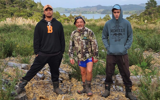Image of the crew working at the Manawatawa native tree restoration programme in Motukaraka.