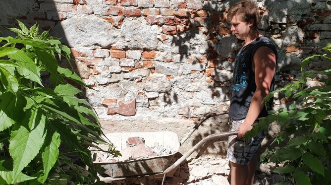 building shelter for ukrainain refugees