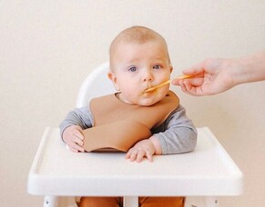 5 signs that your baby is ready for food
