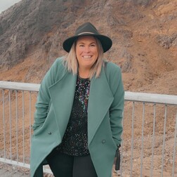 Meet Karen, the friendly face behind Sweet Stems. Professional Florist.