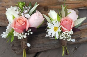 BUTTONHOLES & CORSAGES