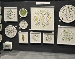 What to expect at an art show (and how to choose a piece you&rsquo;ll love!)