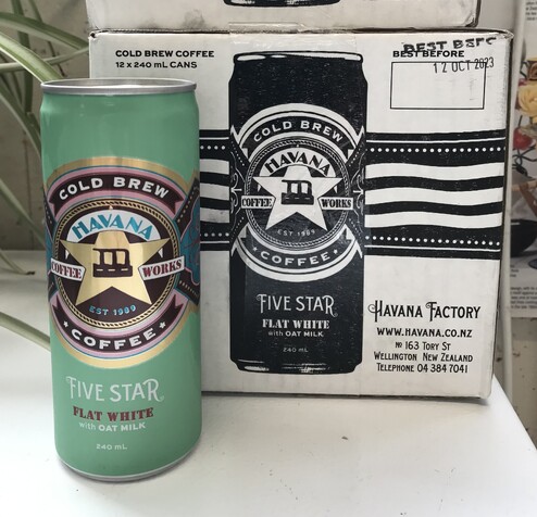 A can of Havana coffee placed in front of a box with an image of the coffee can and brandig