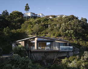 Cliff Hanger House, Tairua &ndash; New Zealand Home Design