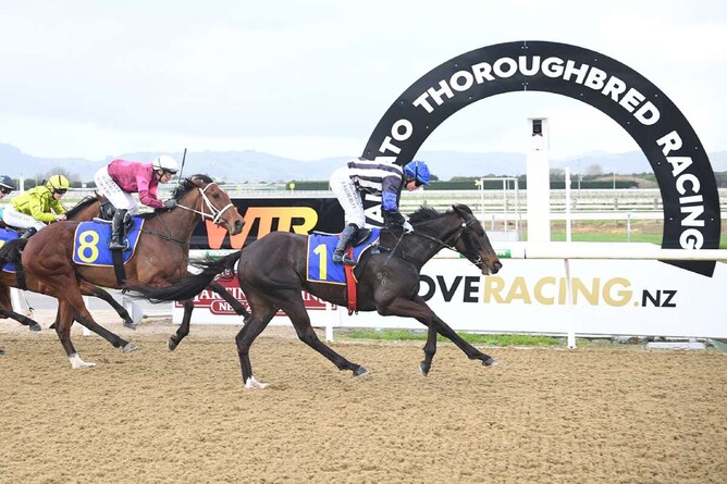 Brucey Lee winning at Cambridge Synthetic on Wednesday.  -  Photo: Kenton Wright (Race Images)