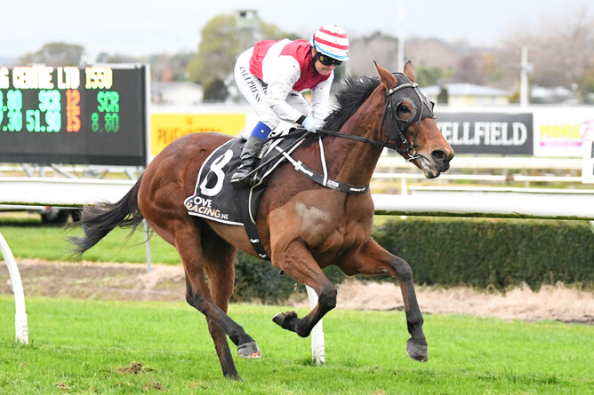 A rails-hugging ride by Lisa Allpress guides Penelope Cruise to victory at Awapuni Photo: Race Images – Grant Matthew