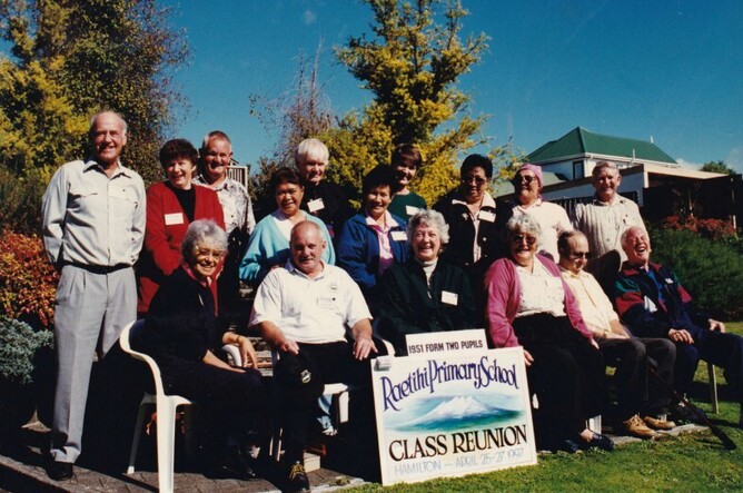 (Standing from left: Bill Hussey,Beverley Smith, Maurice Oliver, Nancy Rawiri,Vivian Willoughby, Stella Mokonui, Fay Morris, Althea Haitana, Annie TeHore, Rob Bowater Seated from left : Janie Edmonds, Keith Haitana, Adele Skerritt, Fay Fredericksen, Jack Timmo, Don Moffitt.)