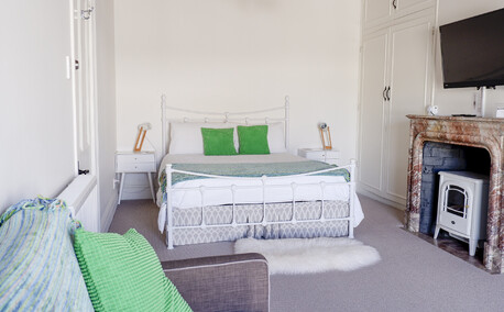 SLEEPS 2-3 - CLICK HERE FOR MORE DETAILS