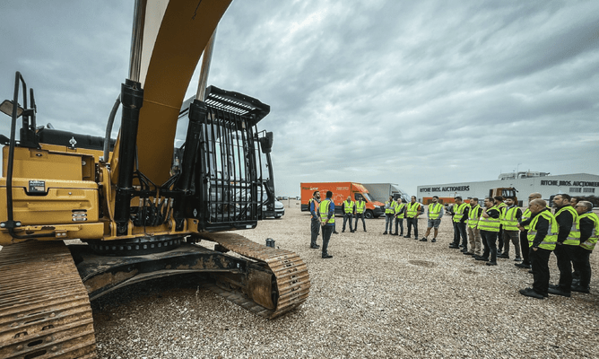 Diagnosing excavator using Jaltest diagnostic tool during training