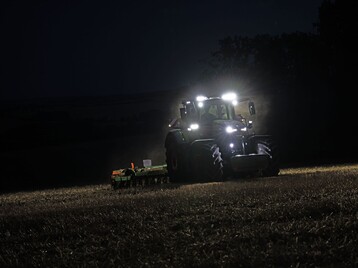 Fendt 800 Vario front view at night, fully lit up 