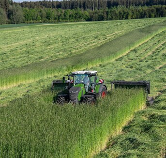 Fendt 800 Vario Gen5 tractor with triple mowers