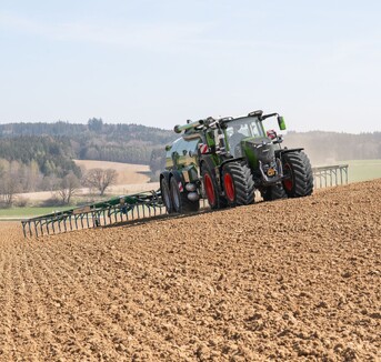Fendt 800 Vario Gen5 in the field
