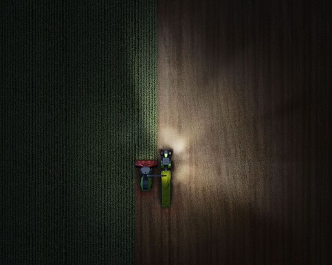 Fendt 800 Vario Gen5 tractor at night with lights