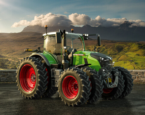 Fendt 700 Vario Gen7 tractor with duals