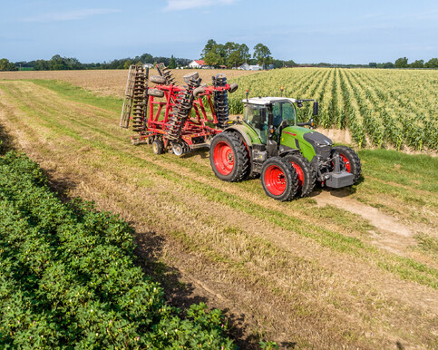 Fendt 700 Vario Gen7 tractor in a field