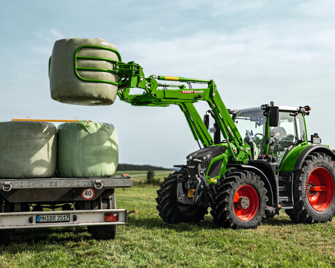 Fendt 600 Vario with Loader and Bale Grab
