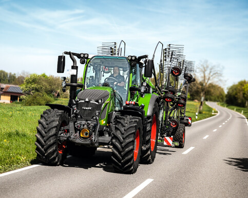 Fendt 600 Vario with Rake / Tedder