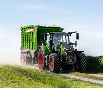 Fendt 600 Vario with Loader Wagon