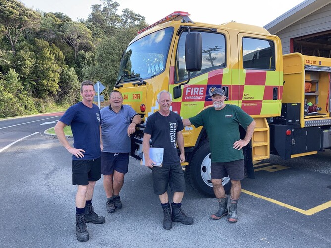 Keith Goodall, Bruce Pilkington, Craig Lidgard and Garrick Simpson of Kuaotunu FENZ about to put their new acquisition through its paces