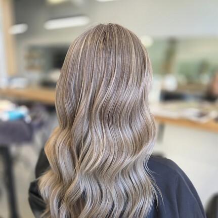 A blended low maintenance long wavy blonde hair colour by Hair by Shiyee.