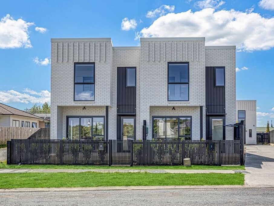 Image of a residential new build homes. A collection of six architecturally designed family townhouses on Tapu Road, Huapai, Auckland. Built by Auckland builders, Eden Construction. New Zealand.
