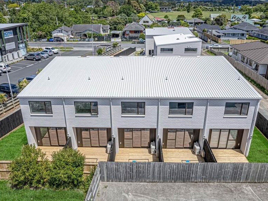 Image of a residential new build homes. A collection of six architecturally designed family townhouses on Tapu Road, Huapai, Auckland. Built by Auckland builders, Eden Construction. New Zealand.