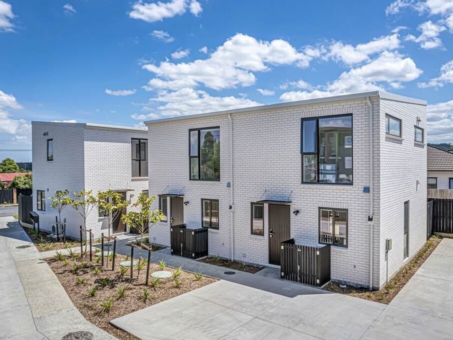Image of a residential new build homes. A collection of six architecturally designed family townhouses on Tapu Road, Huapai, Auckland. Built by Auckland builders, Eden Construction. New Zealand.