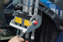 2 - With the Hydro-Fix all hydraulic lines can be connected to the tractor at the same time. The front loader is lifted slightly to hold the locking pin in position in the catch hook of the connection support.