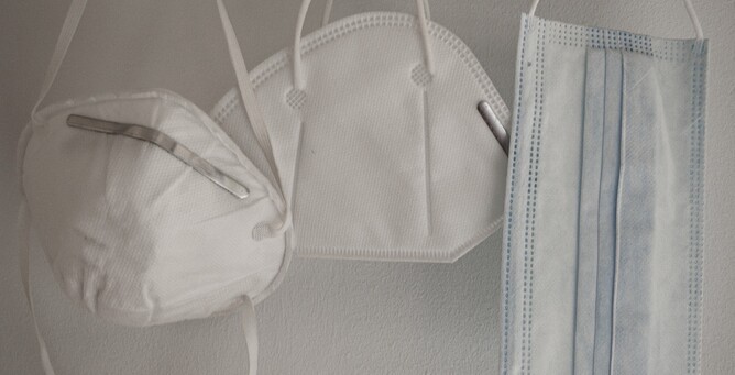 Facemasks to show internal communication can help