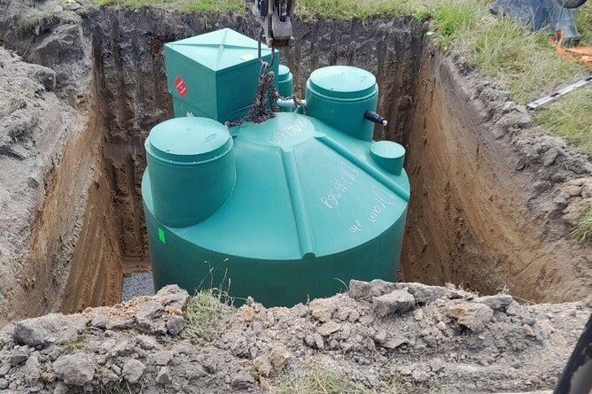 Ozzi Kleen septic tank being installed by Drainpro
