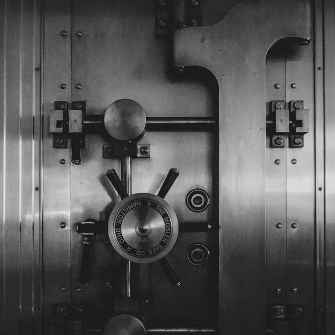 https://unsplash.com/photos/black-and-silver-door-knob-3wPJxh-piRw?utm_content=creditShareLink&utm_medium=referral&utm_source=unsplash