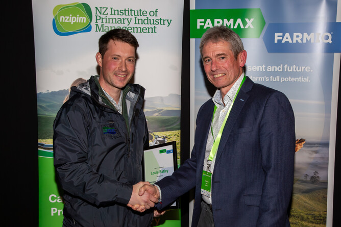 Louis Batley alongside FarmIQ general executive manager, Gavin McEwen
