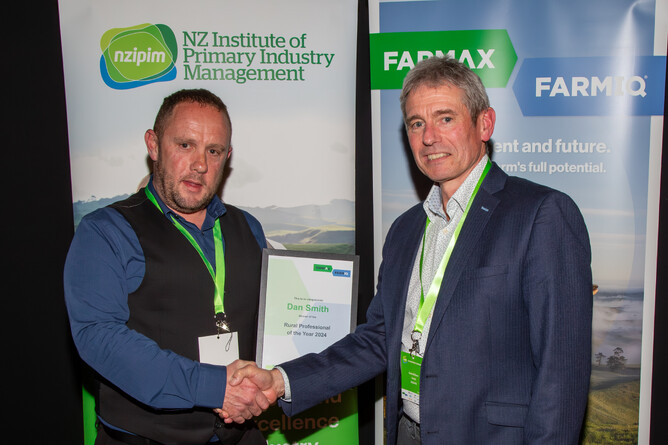 Dan Smith alongside FarmIQ executive general manager, Gavin McEwen