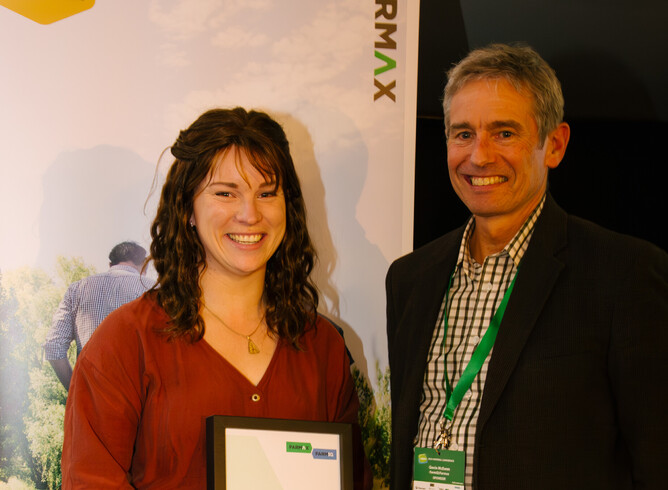 2023 Emerging Rural Professional of the Year, Sarah Hawkins, alongside FarmIQ executive general manager, Gavin McEwen