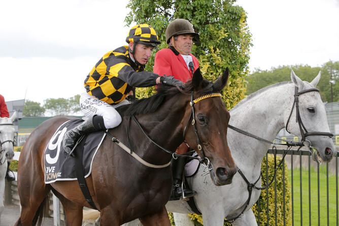 Warren Kennedy gives Aquacade an affectionate pat after their Pukekohe victory - Photo: Trish Dunell