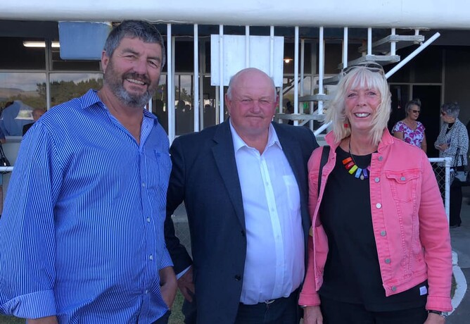 Peter and Chrissie  Algie with Jacksstar trainer Gary Vile (centre)