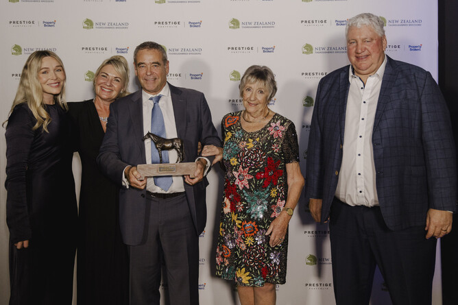 L-R Gracie Hitchcock, Cherry, Brent and Faith Taylor along with Dunstan's Dave Smith - Photo: Christine Cornege