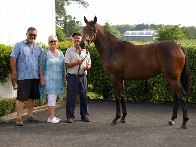 George and Maryanne Simon and handler Tim Welch with the yearling full sister to Turn Me Loose (Lot 272 – Iffraaj x Indomitable filly) - Joshua Smith