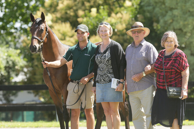 Heidi Richardson (second from left) with her parents Ron and Beth Richardson pose alongside handler Liam Cunningham and Lot 826 Photo Credit: Trish Dunell