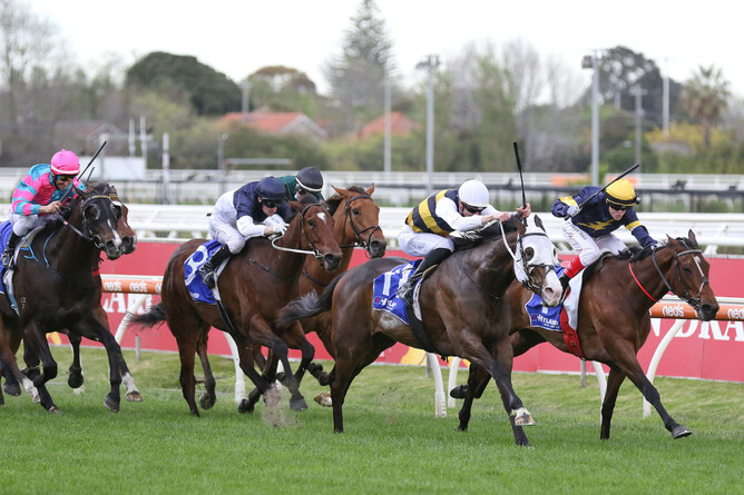 I’m Thunderstruck beats Tofane to head home a Kiwi-bred quinella in the Gr.1 Toorak Handicap (1600m) at Caulfield Photo Credit: Bruno Cannatelli