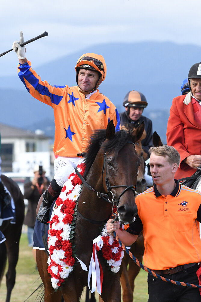 Amarelinha returning with Opie Bosson  - Photo:  Peter Rubery