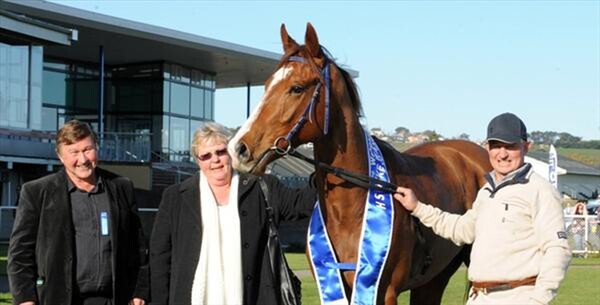 Waikato owner-breeders Ron and Maryanne Thompson (pictured above) and Matamata trainer Tony Gillies after the impressive stakes win by Fiddler (3 Ch. G. Keeninsky – Adonia, by Brigade Of Guards) in the $45,000, Listed, H S Dyke Wanganui Guineas over 1340-metres.