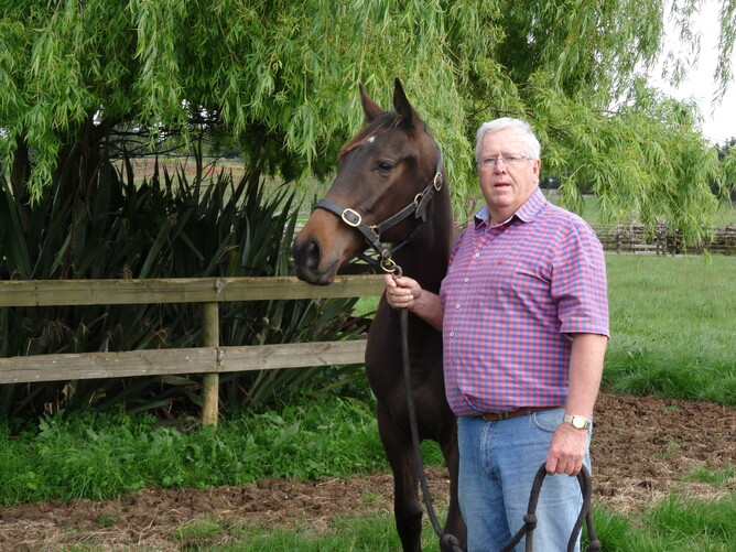 Terry Archer with the 2015 O'Reilly-Star Affair filly, the half sister to La Diosa