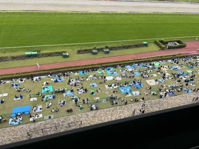 Early in the day, the public lay out picnic blankets on the lawn.