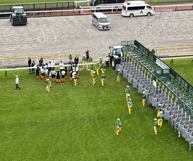 The large contigent of barrier attendants make for an easy loading process.